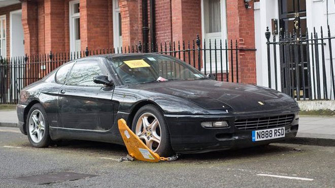 Ferrari 456 GT zapomenuté v Londýně