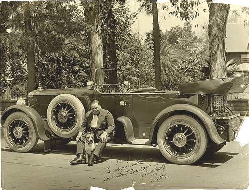 Charles Faroux s tehdy již svým vlastním vozem Pierce Arrow na dobové fotografii
