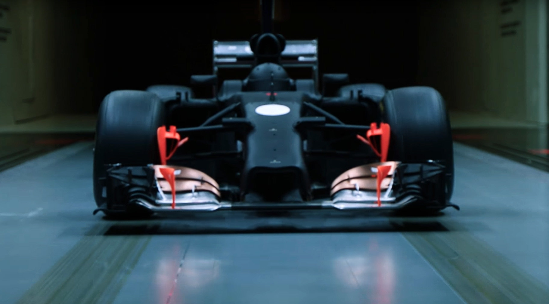 Model vozu F1 v aerodynamickém tunelu