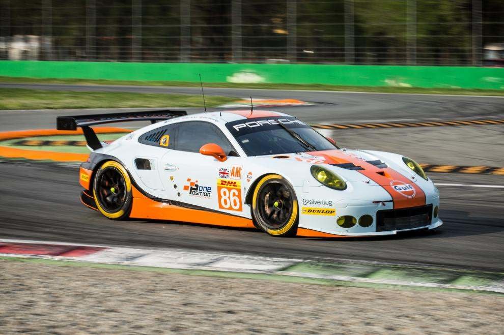 Porsche 911RSR zákaznického týmu Gulf Racing při prologu v Monze