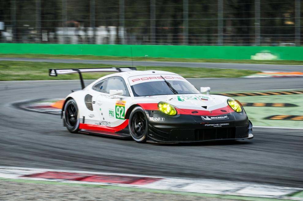 Porsche 911RSR továrního týmu Porsche při prologu v Monze