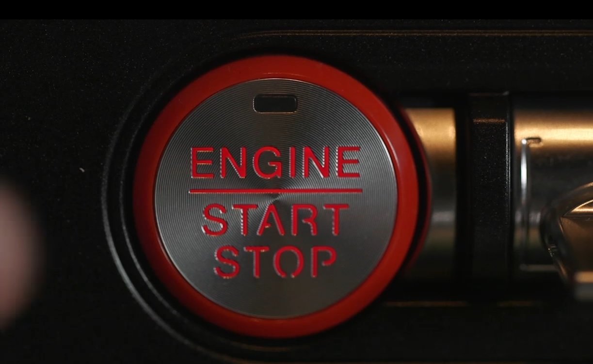 Startovací tlačítko Fordu Mustang