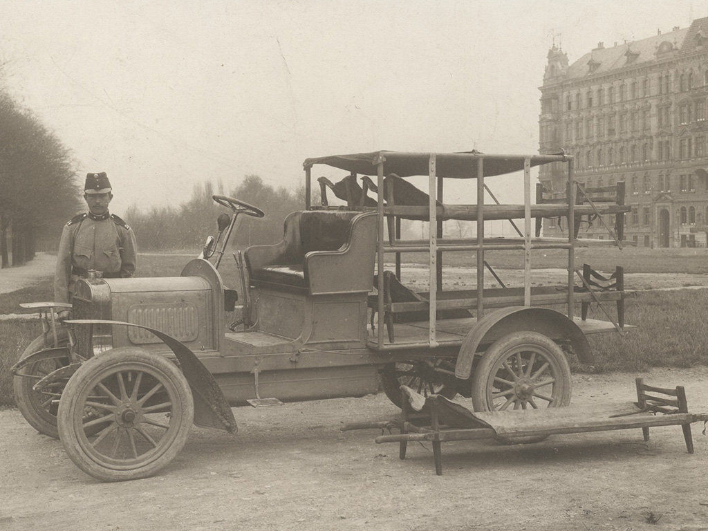 Škoda už v roce 1906 zahájila výrobu sanitních vozů. Na snímku Laurin &amp; Klement Voiturette A