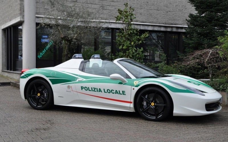 Ferrari 458 Italia se stalo zadarmo novou posilou policie v Miláně