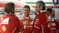 Sebastian Vettel a Maurizio Arrivabene při tréninku v Číně