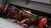 Sebastian Vettel za deštivého tréninku v Číně