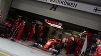 Kimi Räikkönen za deštivého tréninku v Číně