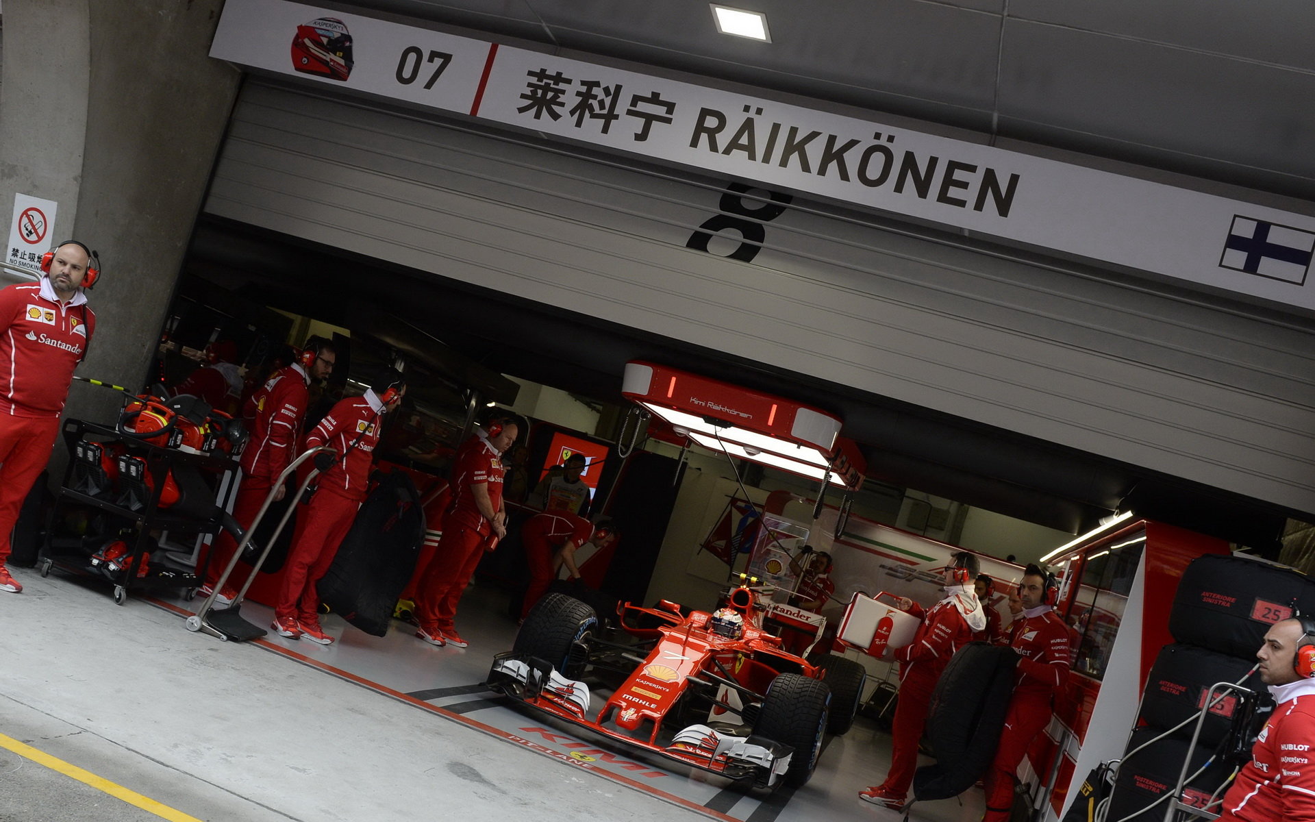 Kimi Räikkönen za deštivého tréninku v Číně