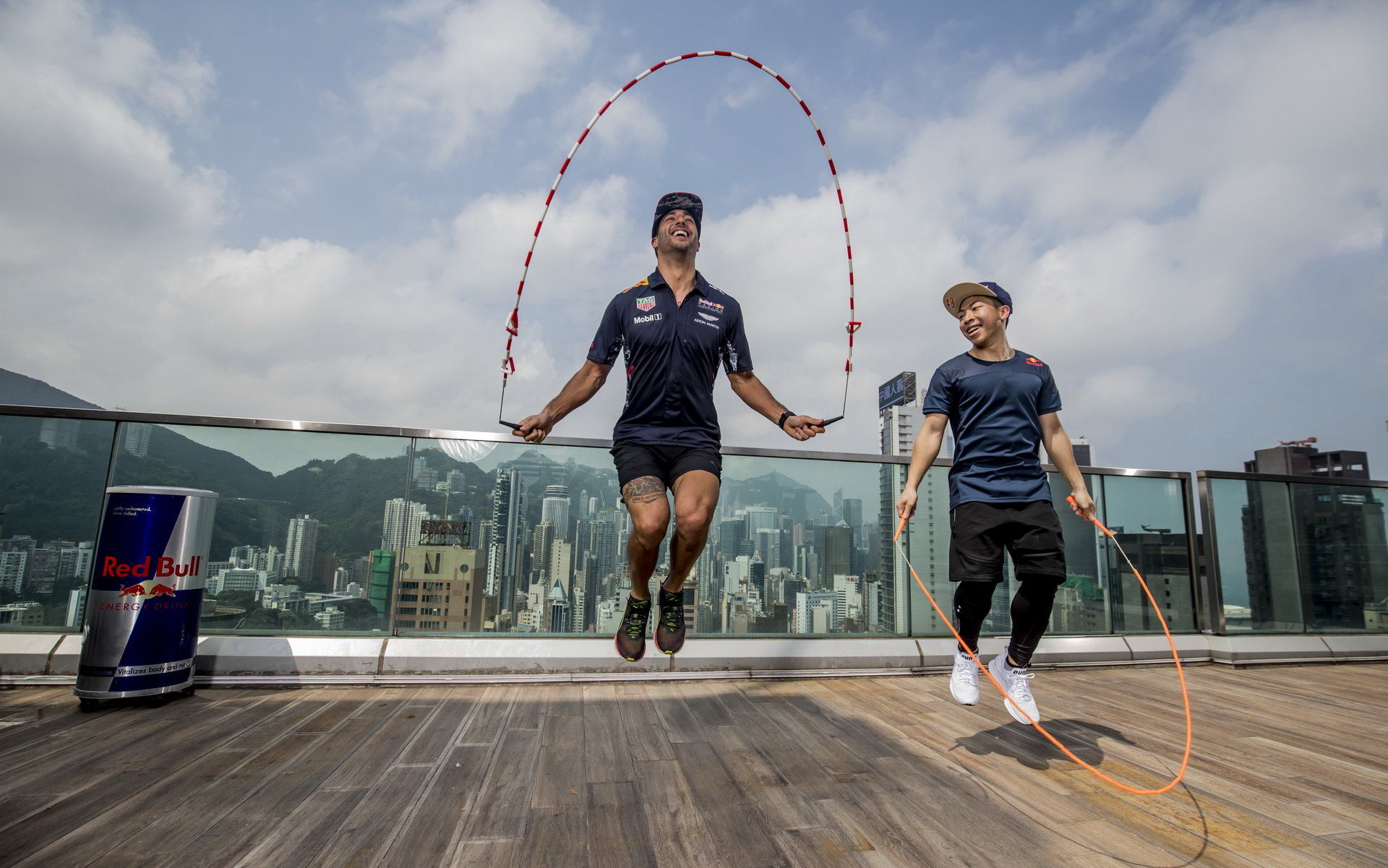 Daniel Ricciardo tráví volný čas skákáním přes švihadlo v Číně
