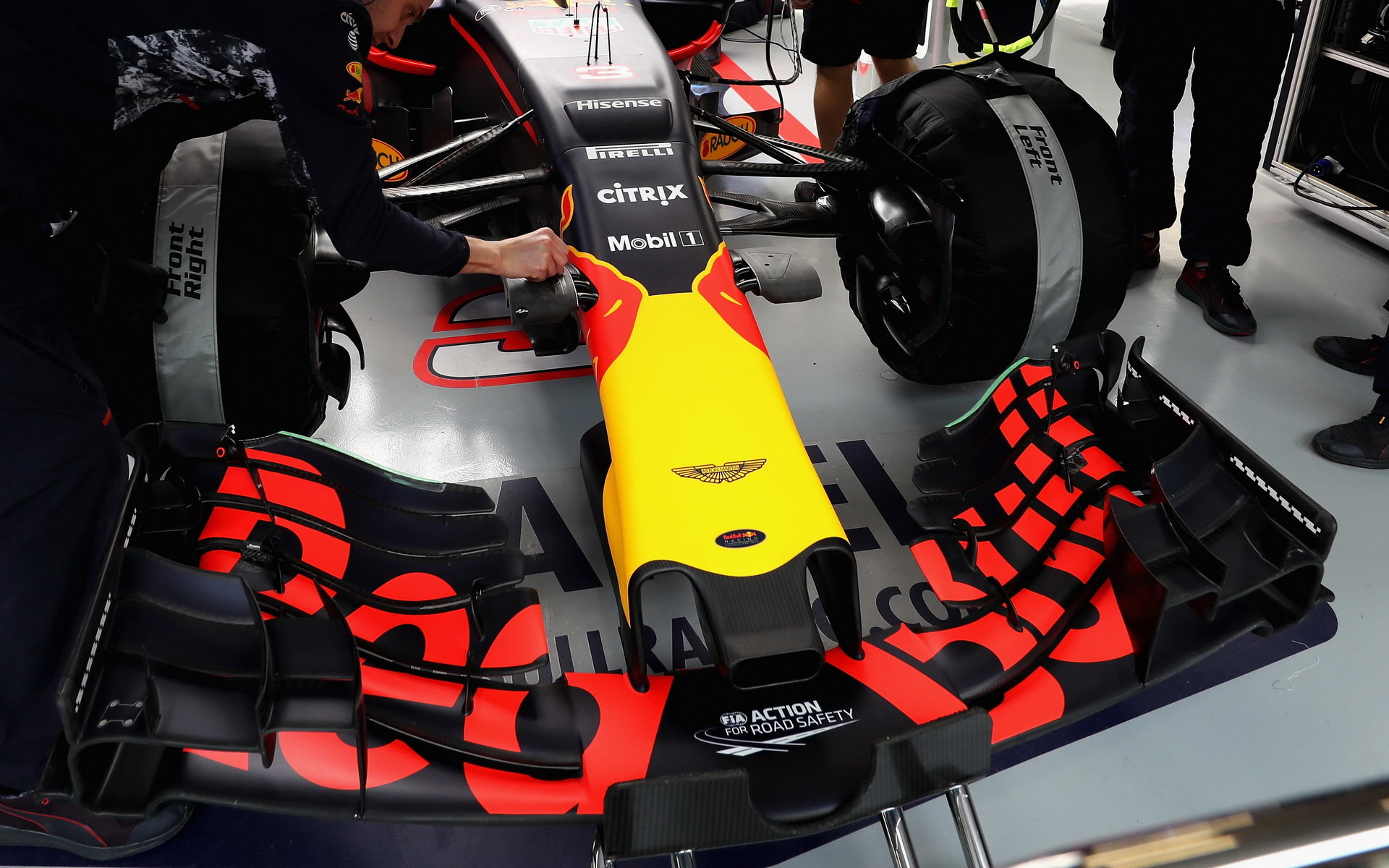Přední křídlo vozu Red Bull RB13 - Renault v tréninku v Číně