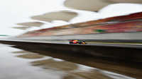 Max Verstappen za deštivého tréninku v Číně