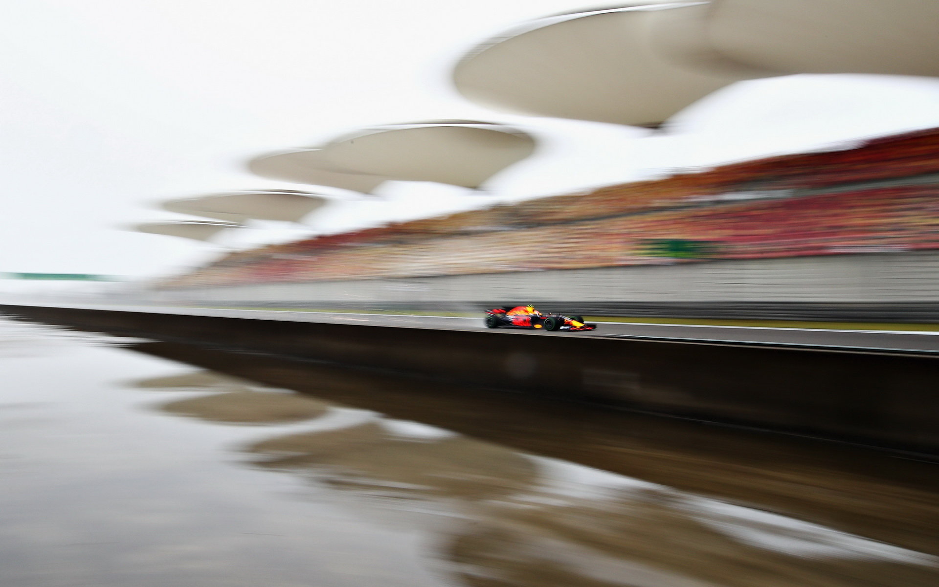 Max Verstappen za deštivého tréninku v Číně
