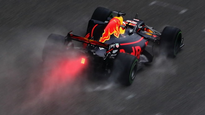 Daniel Ricciardo za deštivého tréninku v Číně