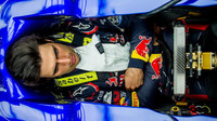 Čekající Carlos Sainz v kokpitu svého vozu Toro Rosso v tréninku v Číně
