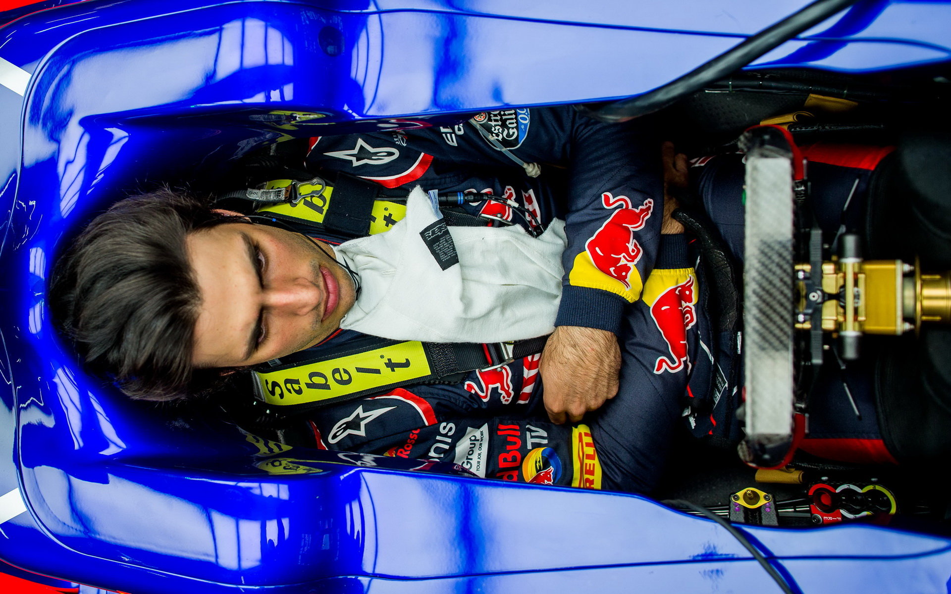 Čekající Carlos Sainz v kokpitu svého vozu Toro Rosso v tréninku v Číně