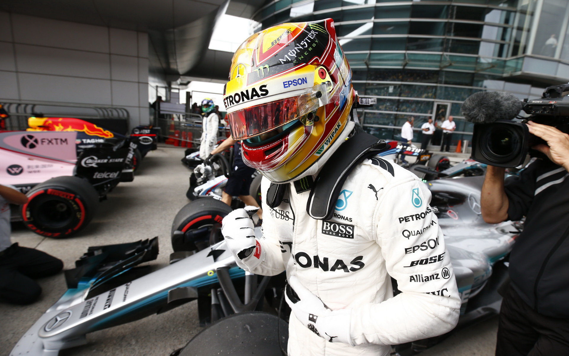 Lewis Hamilton se raduje z pole position po kvalifikaci v Číně
