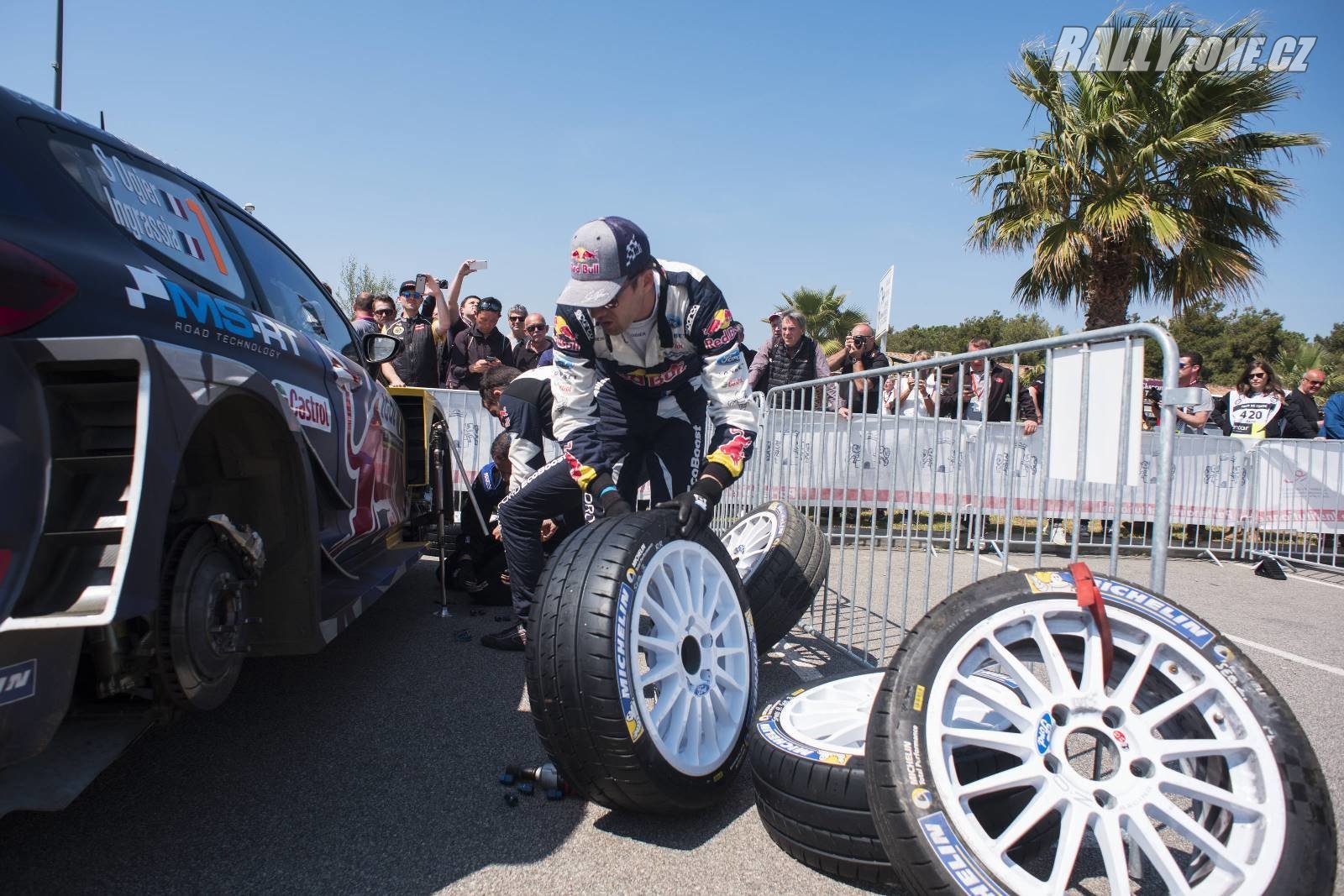 Sébastien Ogier při výměně kol na své Fiestě WRC