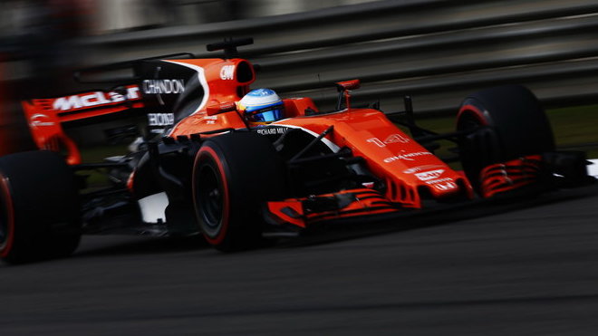 Fernando Alonso s McLarenem MCL32 poháněným Hondou v Číně