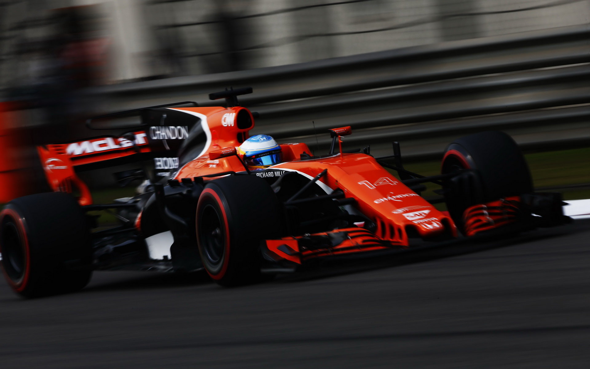 Fernando Alonso s McLarenem MCL32 poháněným Hondou v Číně
