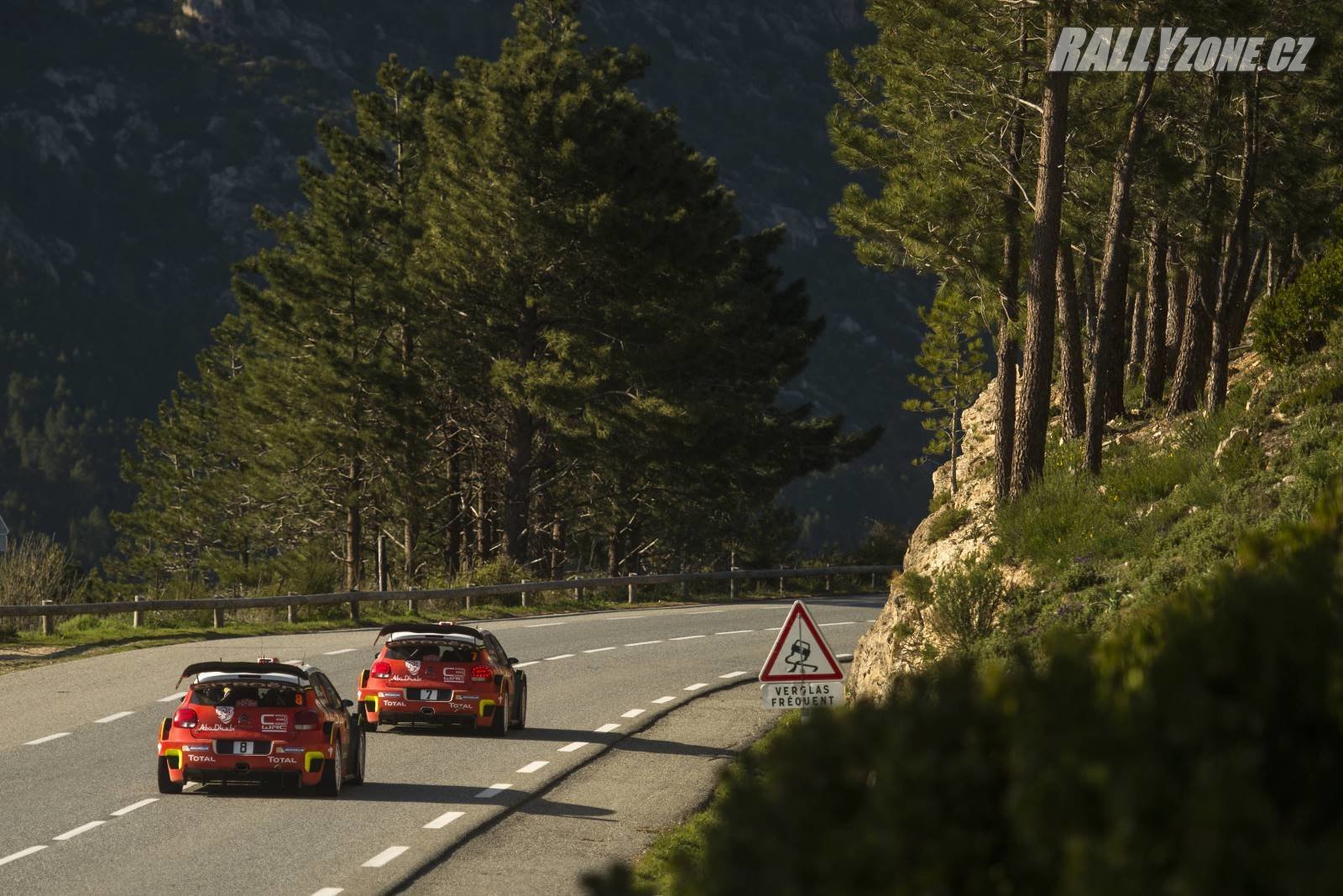 Tovární Citroëny míří na tratě rychlostních zkoušek na Korsice