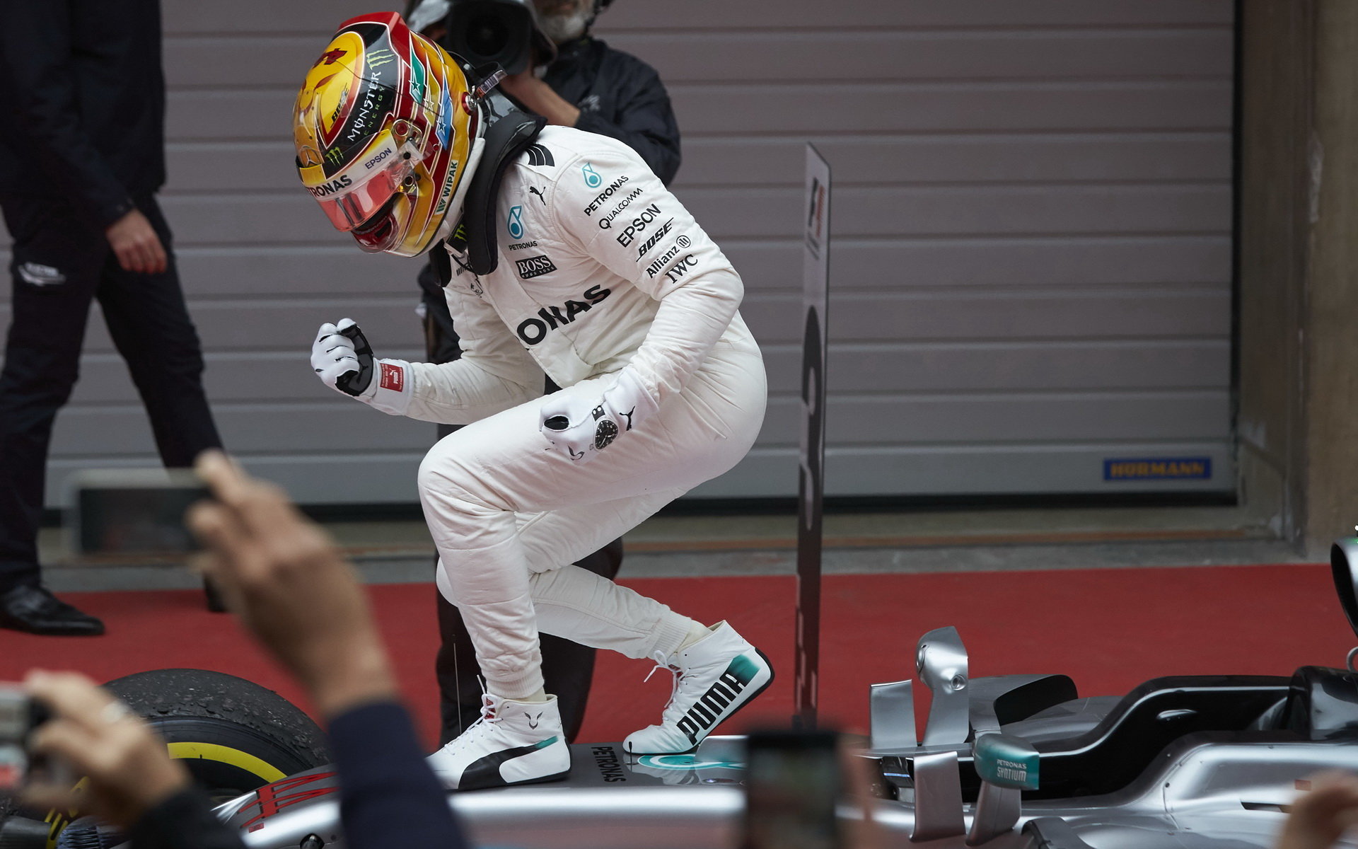 Lewis Hamilton se raduje z vítězství po závodě v Číně