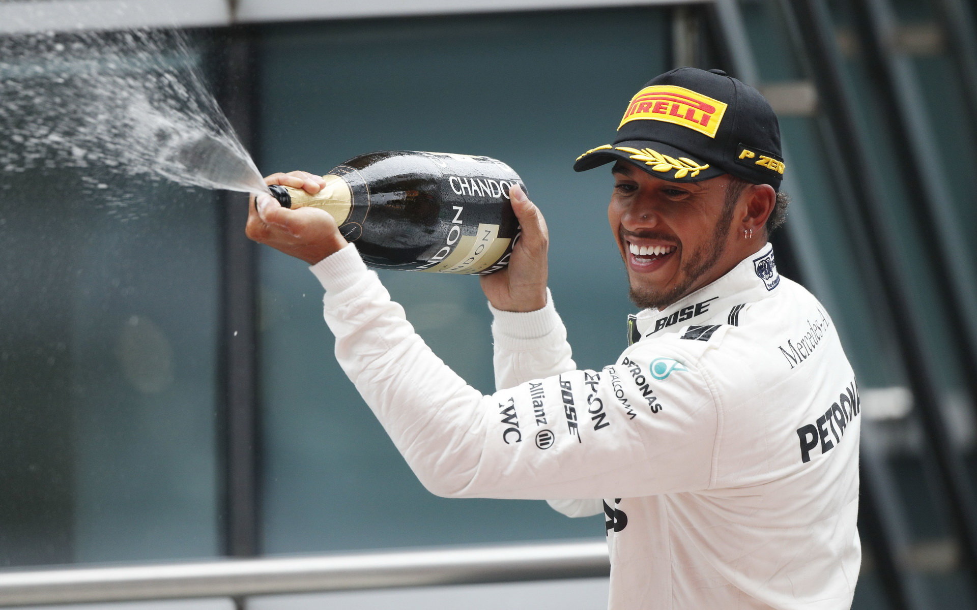 Lewis Hamilton se raduje z vítězství po závodě v Číně