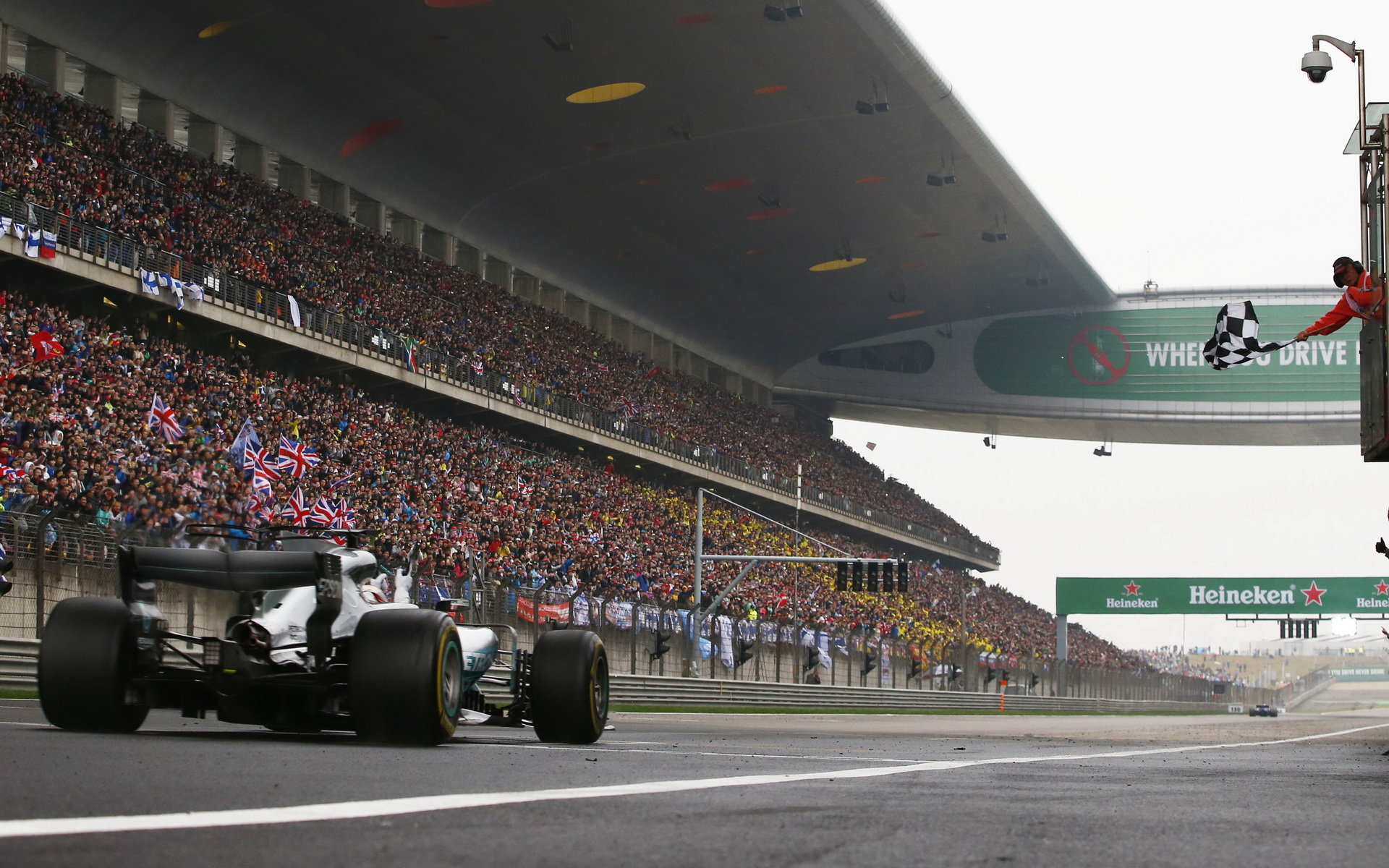 Lewis Hamilton v cíli závodu v Číně
