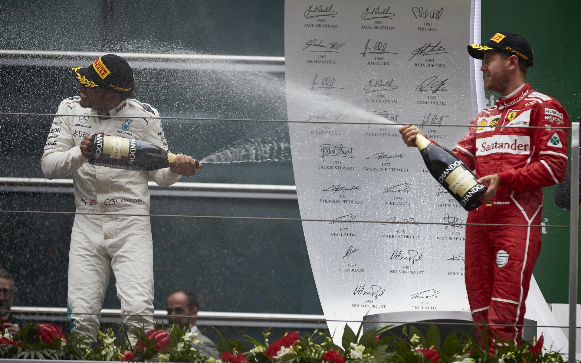 Lewis Hamilton a Sebastian Vettel na pódiu po závodě v Číně