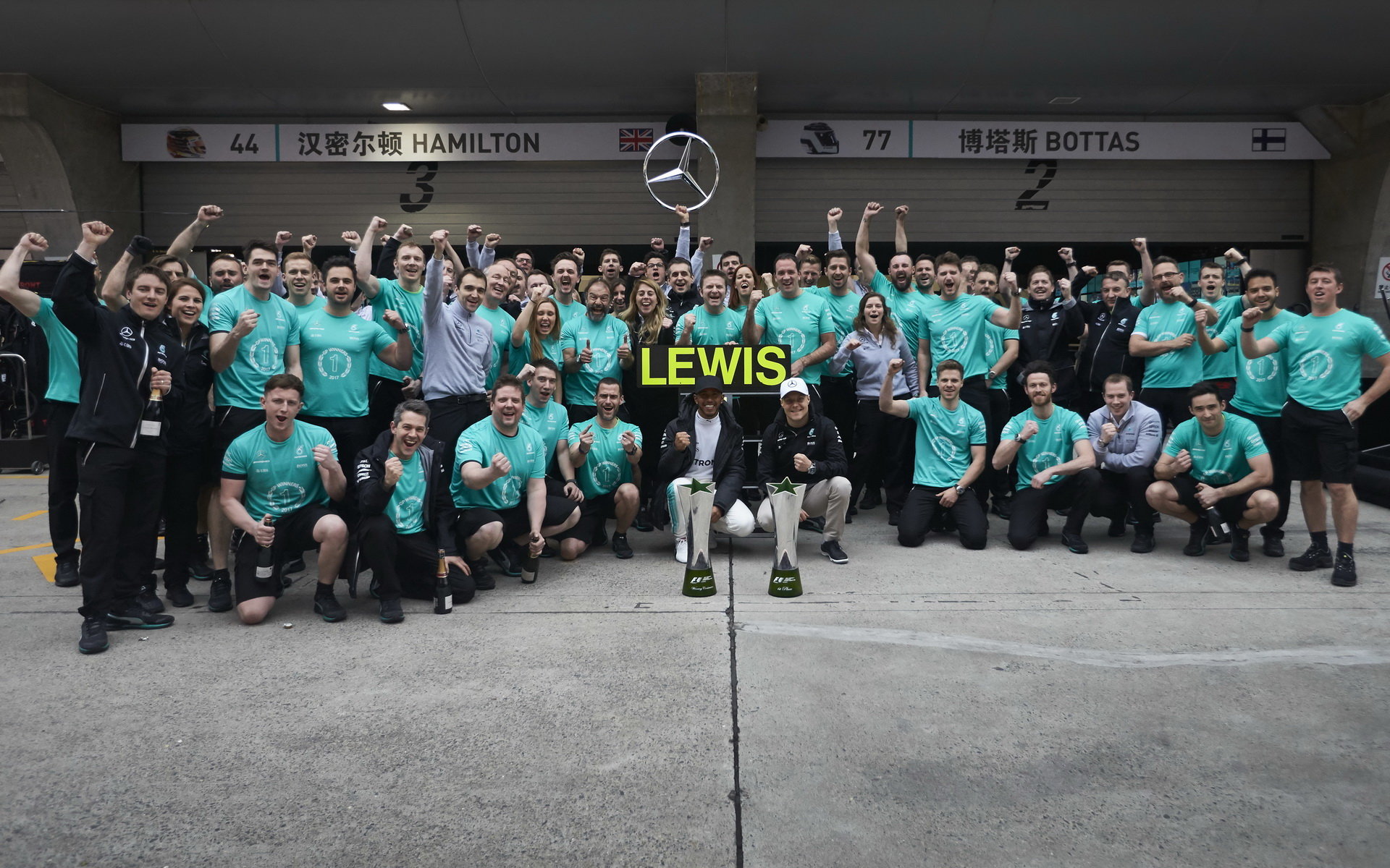 Tým Mercedes se raduje z vítěství v závodě v Číně