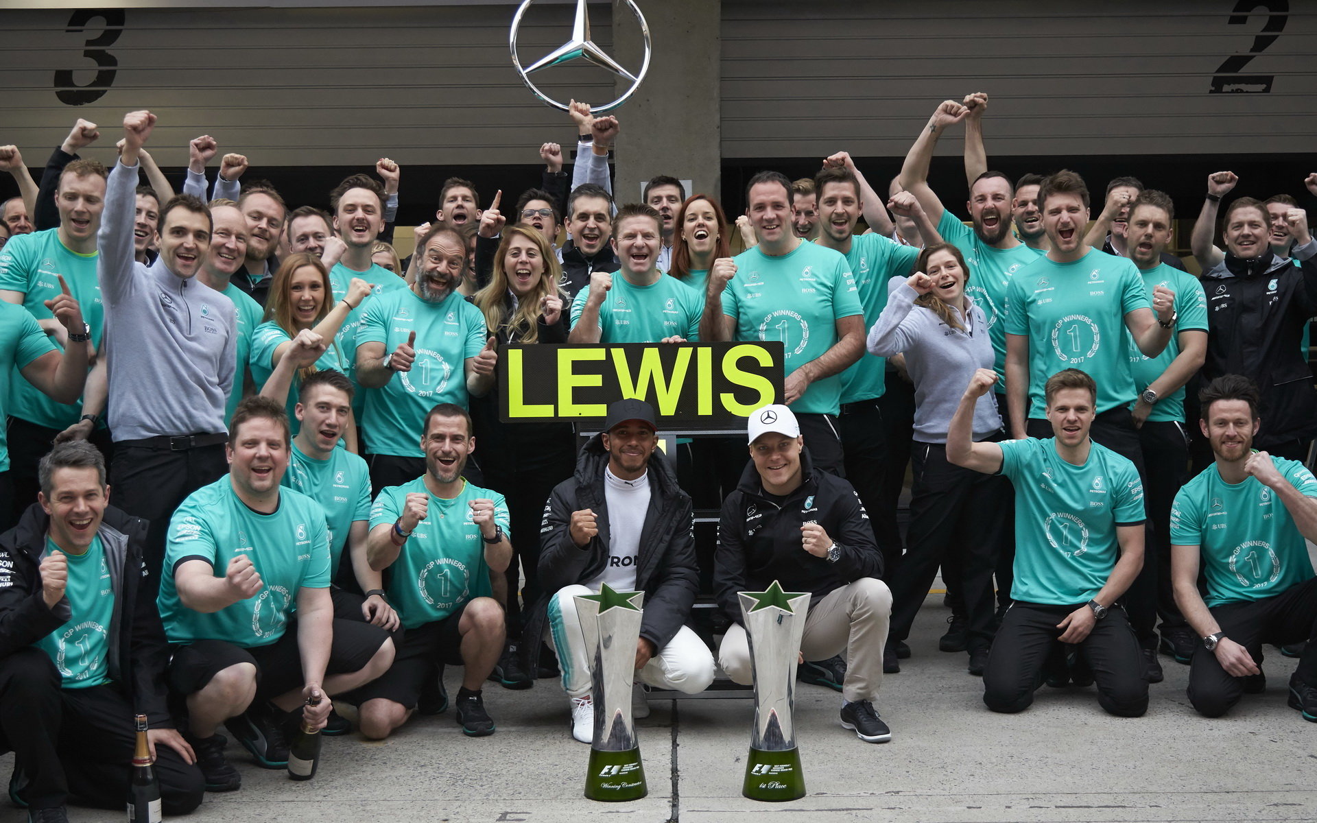 Tým Mercedes se raduje z vítěství v závodě v Číně
