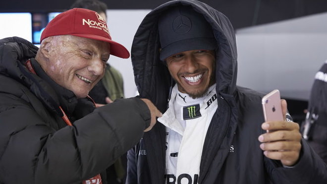 Niki Lauda a Lewis Hamilton po závodě v Číně