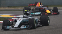 Valtteri Bottas a Daniel Ricciardo v závodě v Číně