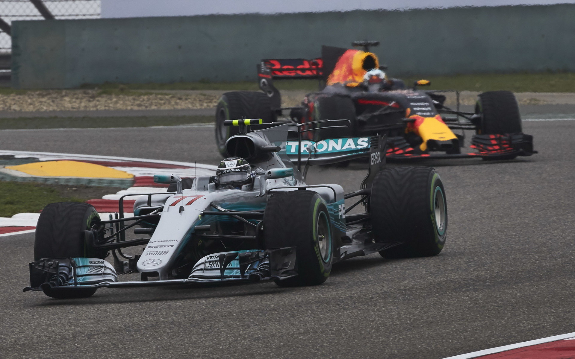Valtteri Bottas a Daniel Ricciardo v závodě v Číně
