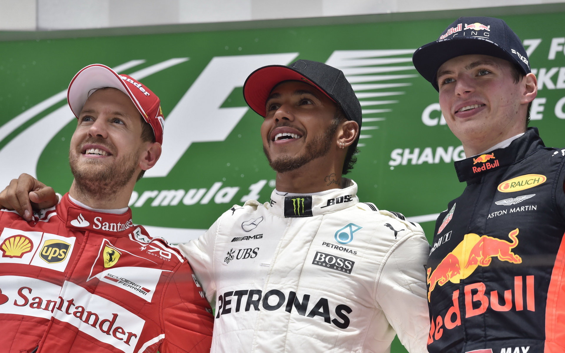 Lewis Hamilton v Číně vyhrál před Sebastianem Vettelem a Maxem Verstappenem