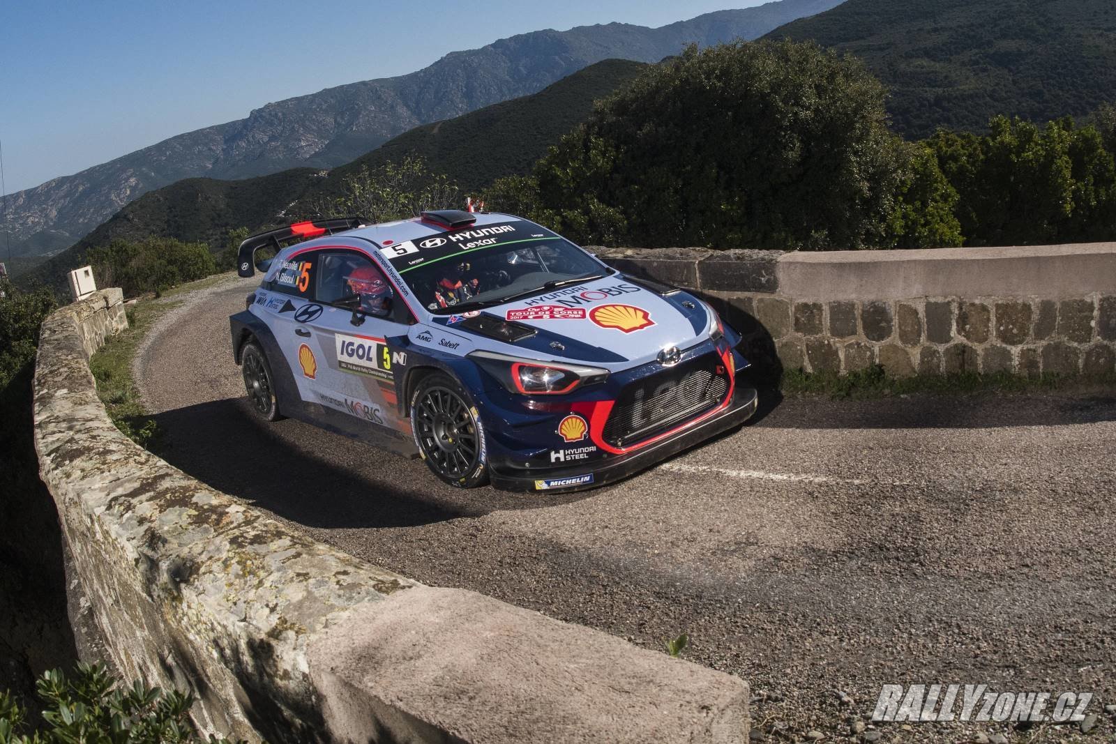 Thierry Neuville se raduje ze 3. vítězství ve WRC