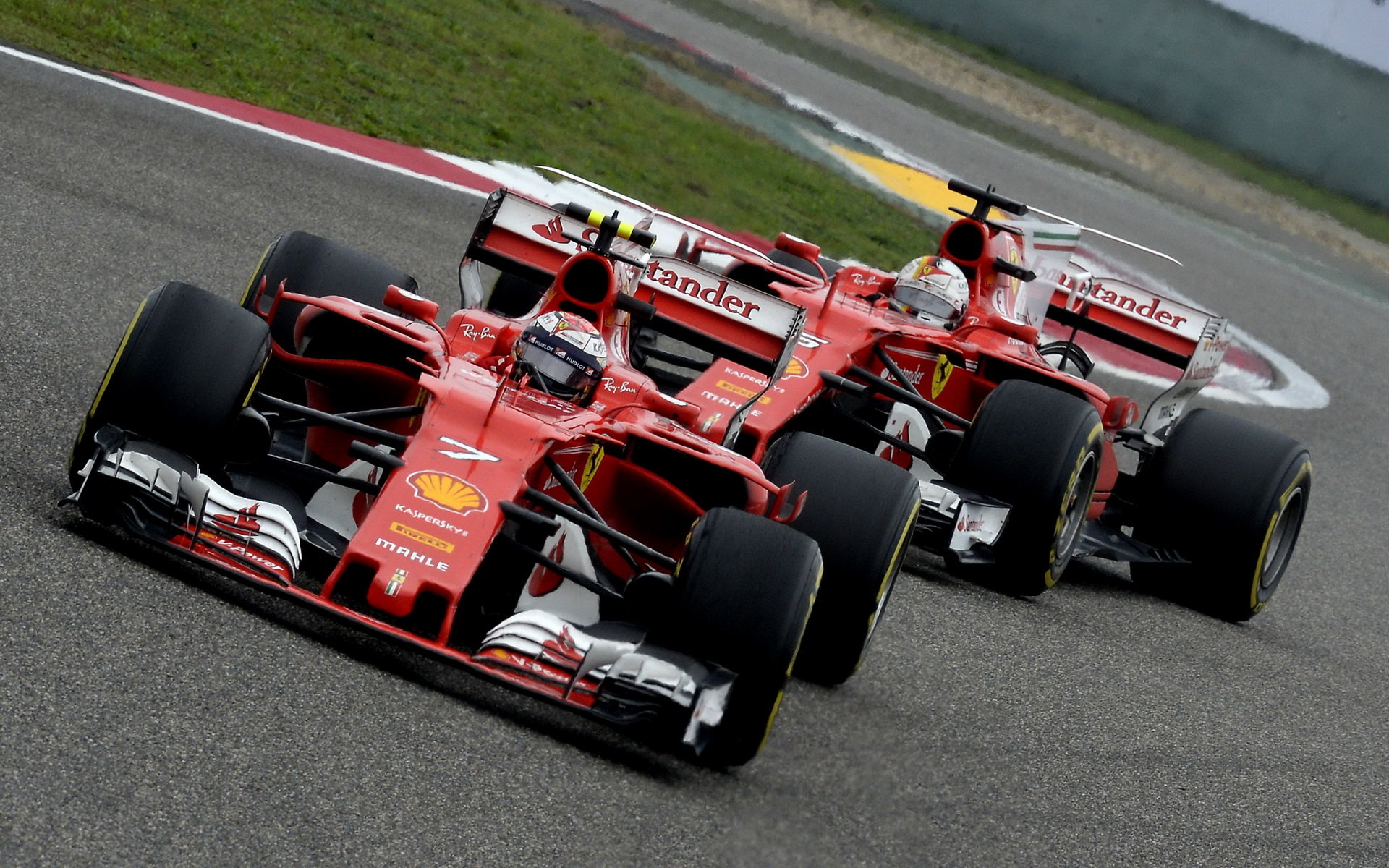 Kimi Räikkönen a Sebastian Vettel v závodě v Číně