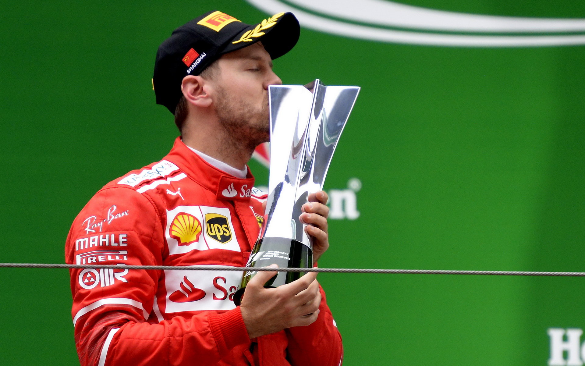 Sebastian Vettel se svou trofejí po závodě v Číně