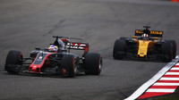 Romain Grosjean s Haasem vede před Nicem Hülkenbergem na Renaultu