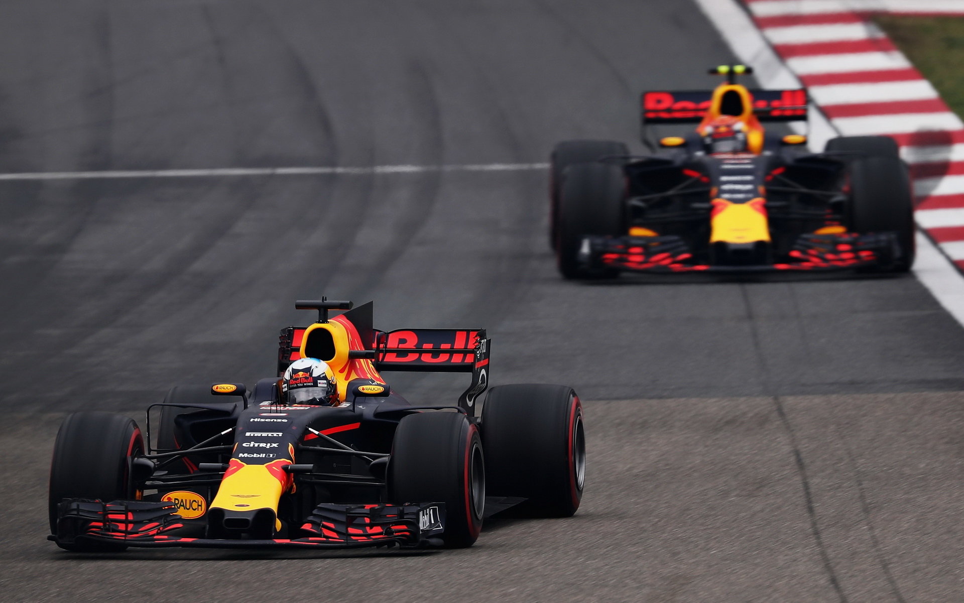 Daniel Ricciardo a Max Verstappen v závodě v Číně