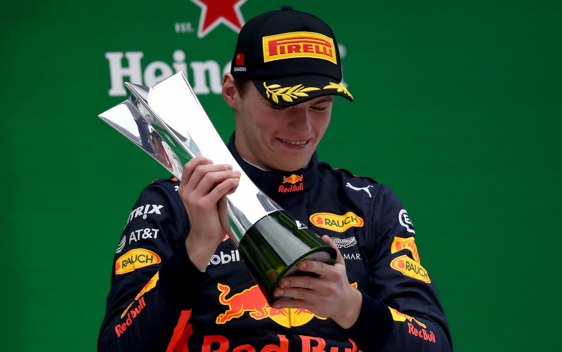 Max Verstappen se svou trofejí po závodě v Číně