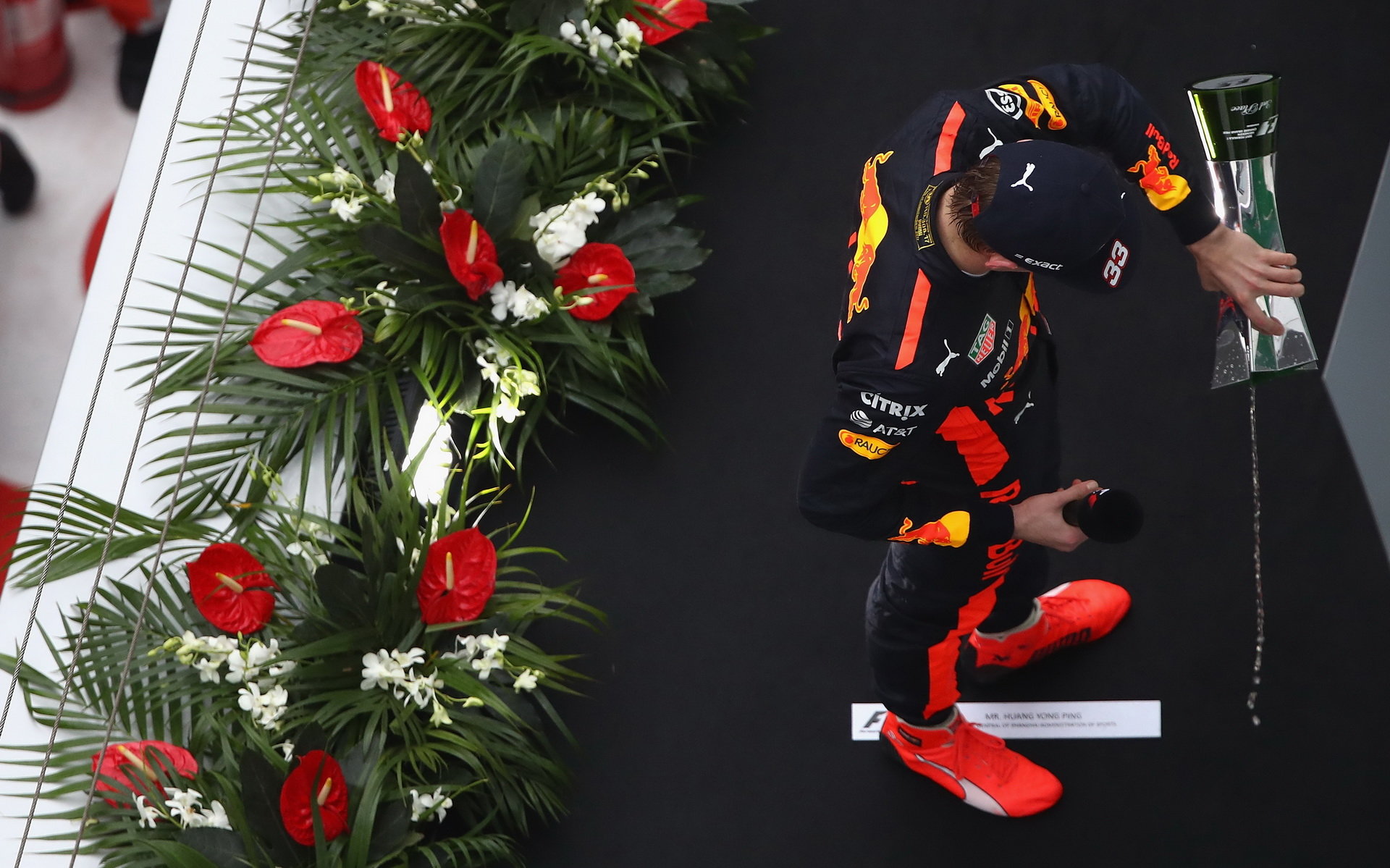 Max Verstappen na pódiu po závodě v Číně