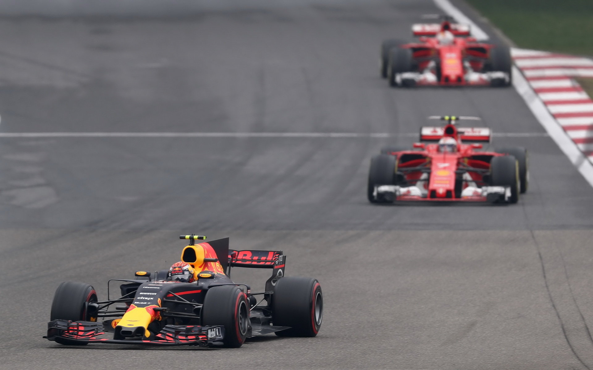 Max Verstappen před oběma vozy Ferrari v závodě v Číně