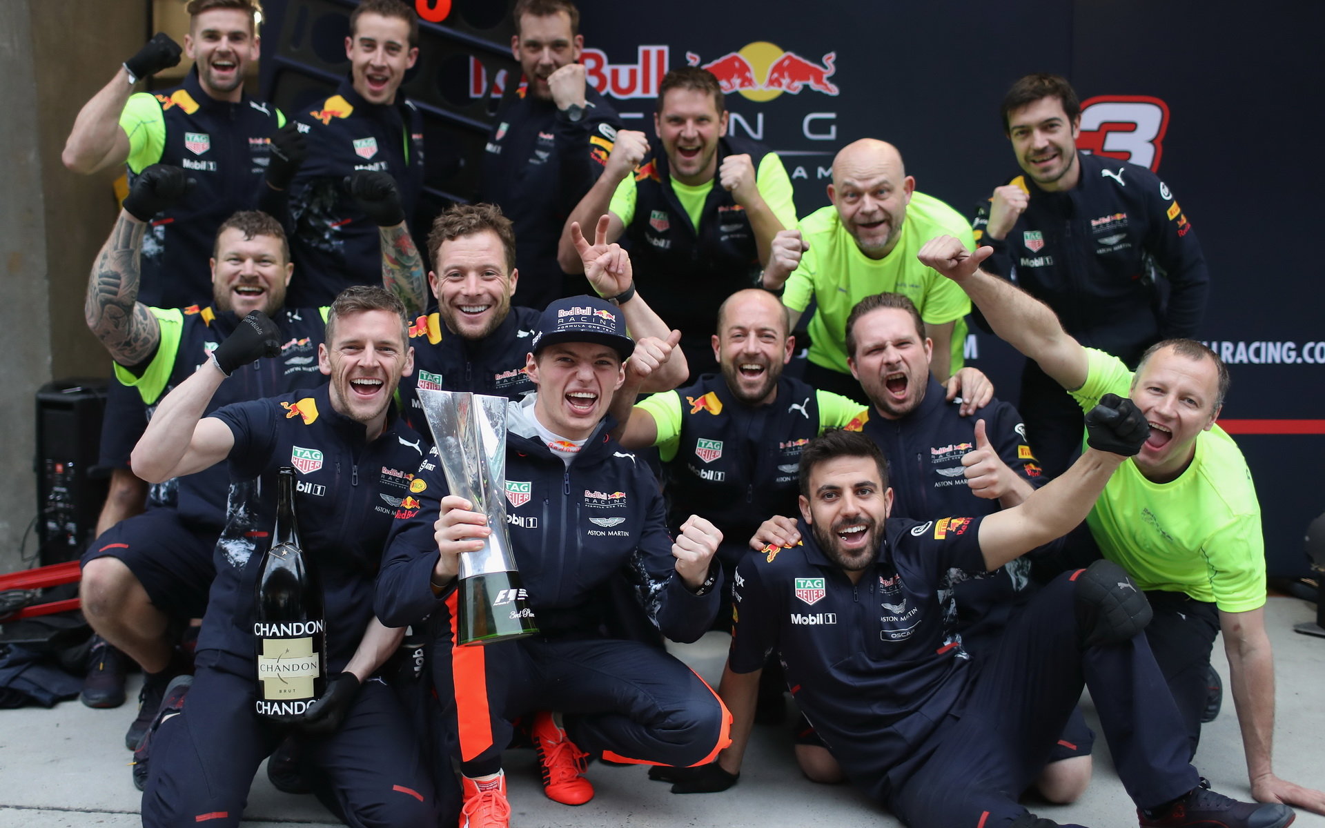 Max Verstappen se raduje se svými mechaniky po závodě v Číně
