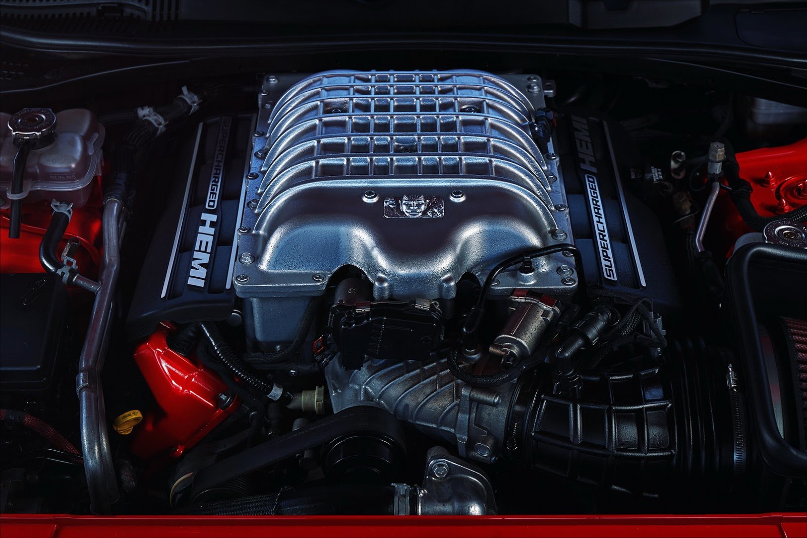 BRUTÁLNÍ SÍLA. Dodge Challenger SRT Demon má agregát Hellcat, zvětšený objem kompresoru, dvě palivová čerpadla, úpravu plnícího tlaku, několik nových komponentů a červené pole otáček na hodnotě 6500 za minutu