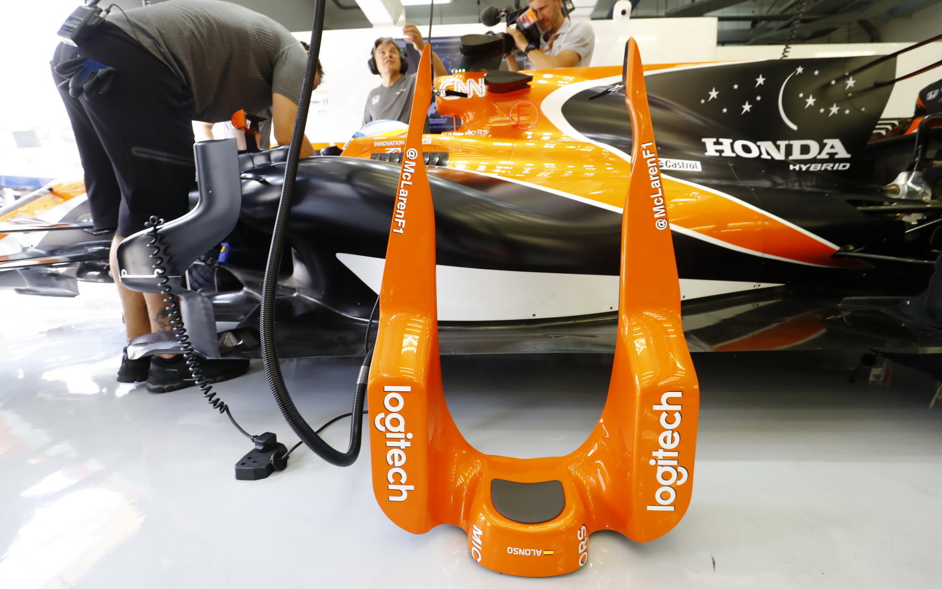 Příprava vozu McLaren MCL32 - Honda pro trénink v Bahrajnu