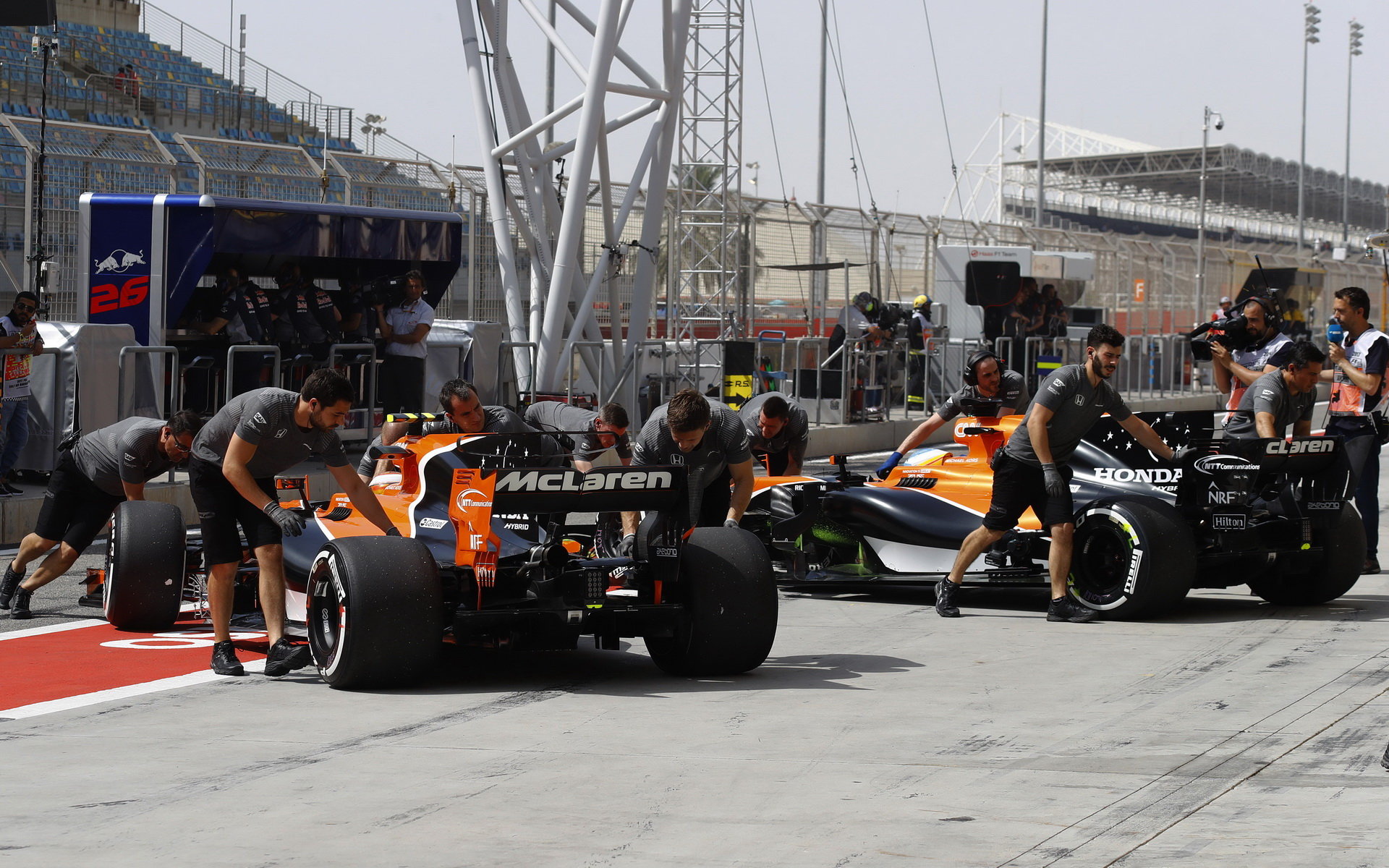 Stoffel Vandoorne a Fernando Alonso při tréninku v Bahrajnu
