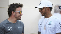Fernando Alonso v přátelském rozhovoru s Lewisem Hamiltonem