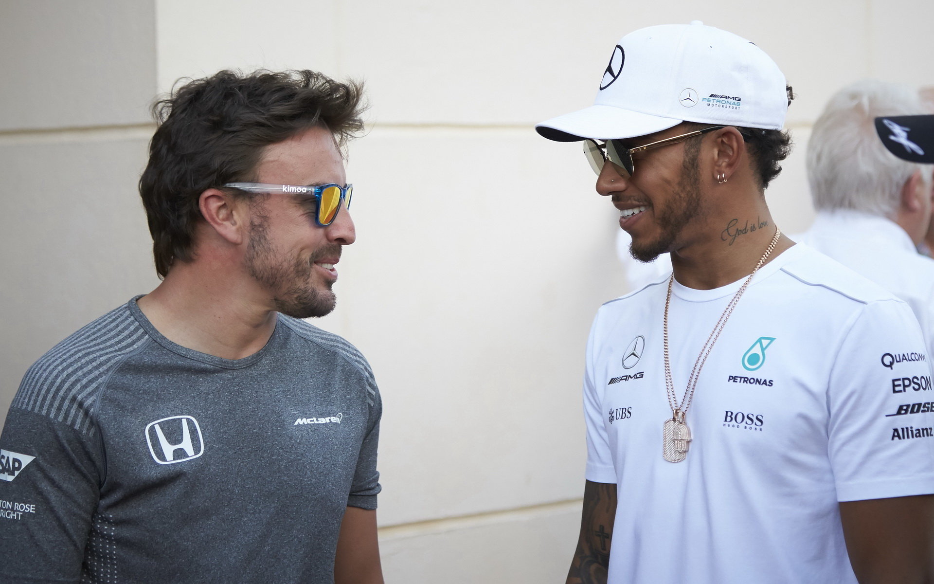 Fernando Alonso v přátelském rozhovoru s Lewisem Hamiltonem