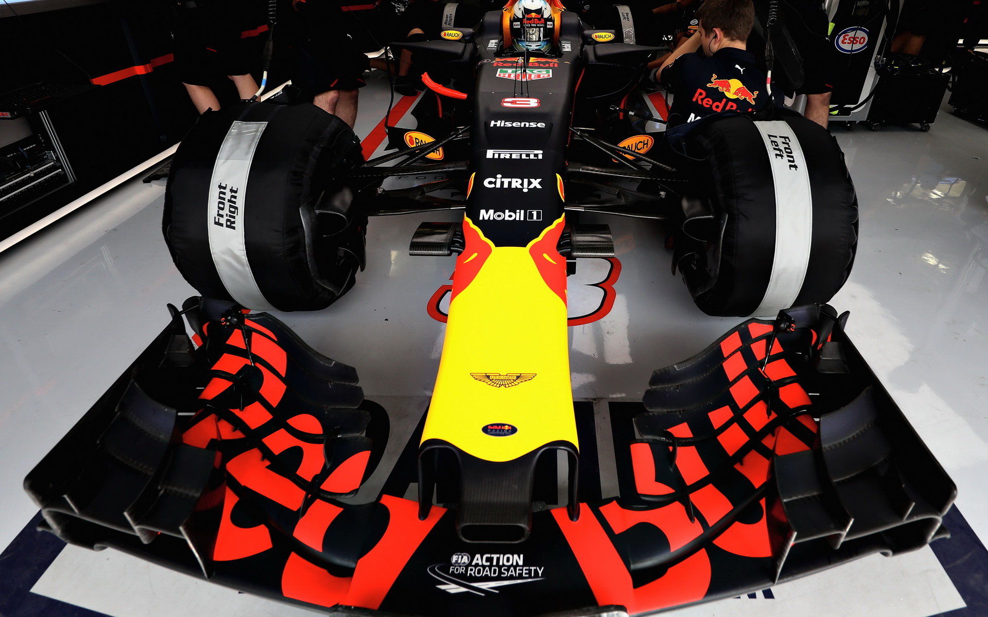 Přední křídlo vozu Red Bull RB13 - Renault při tréninku v Bahrajnu