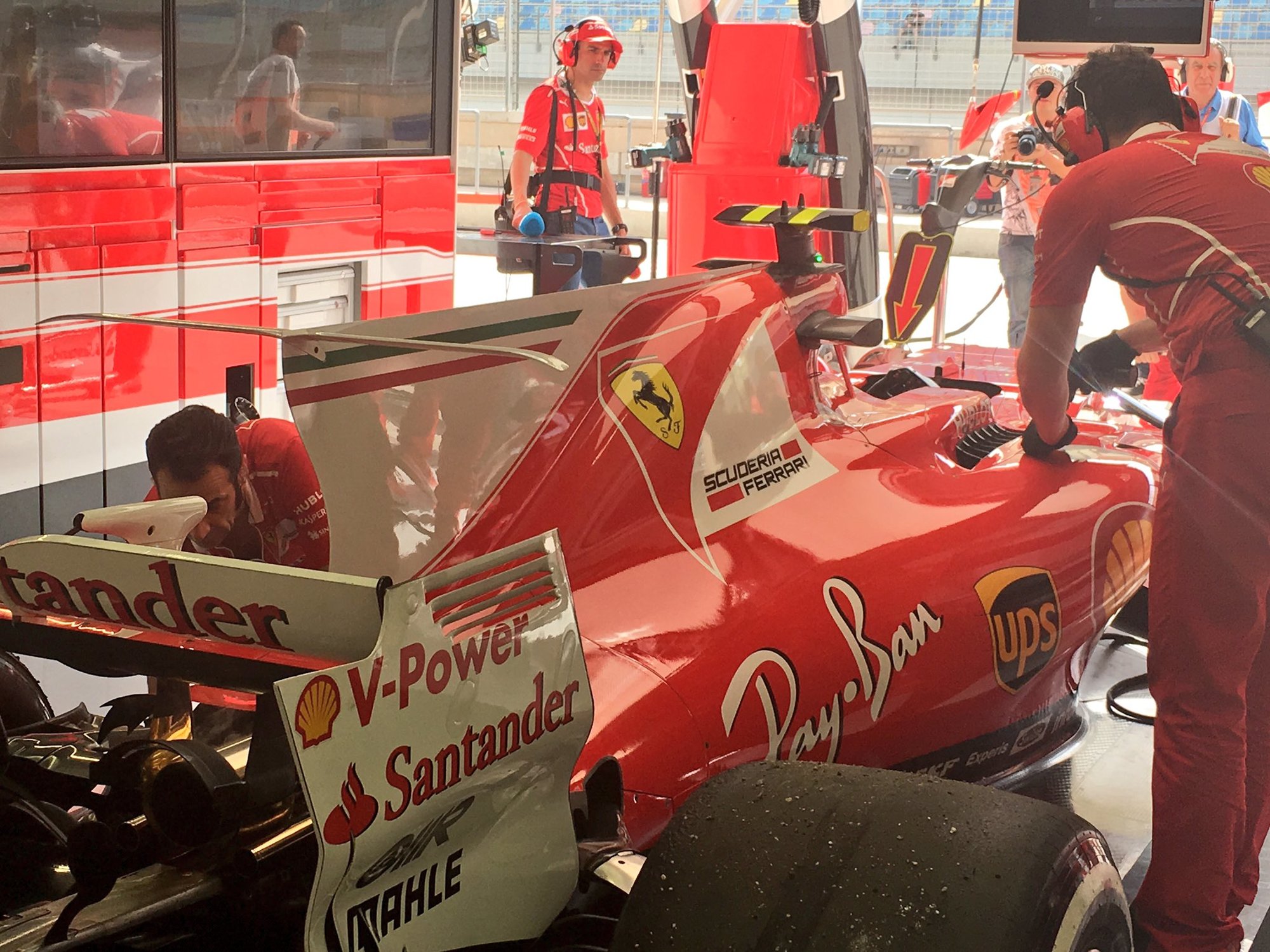 Räikkönenovo Ferrari zpět v boxech